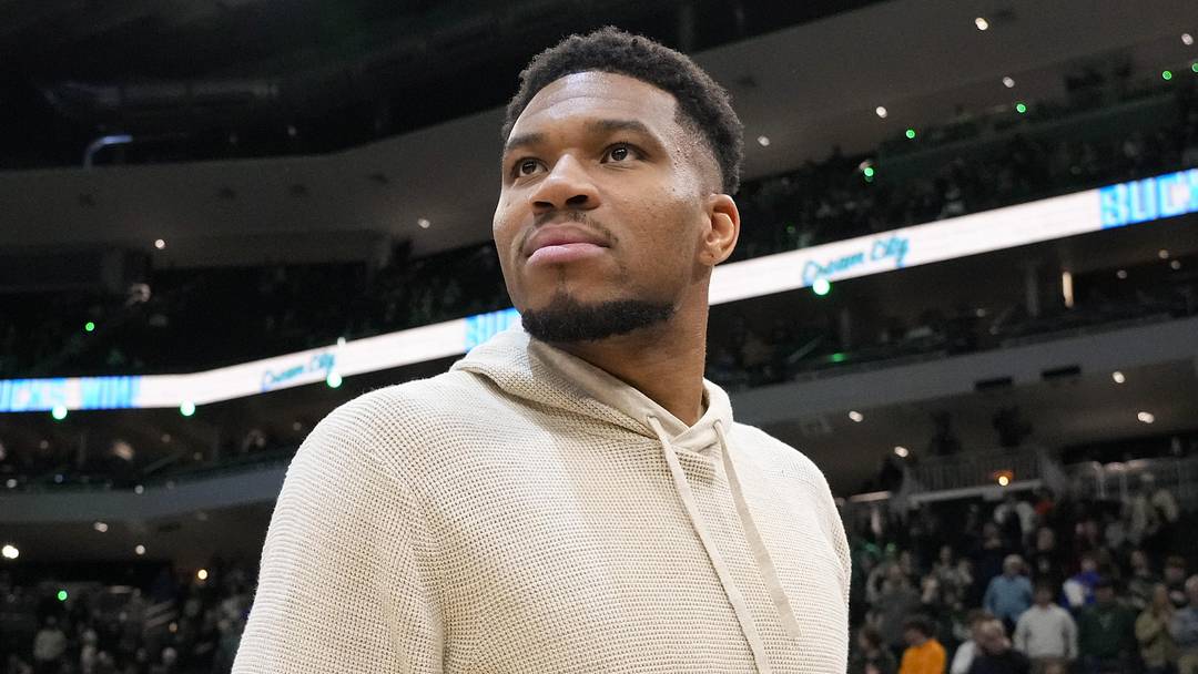  Milwaukee Bucks forward Giannis Antetokounmpo (34).