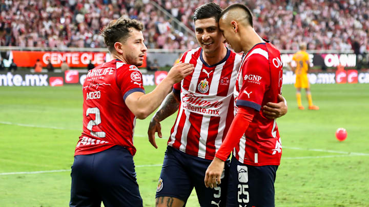 Alan Mozo, Víctor Guzmán y Roberto Alvarado celebran un gol