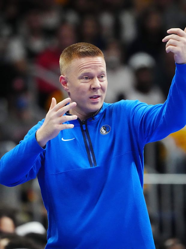 Dallas Mavericks assistant coach Sean Sweeney