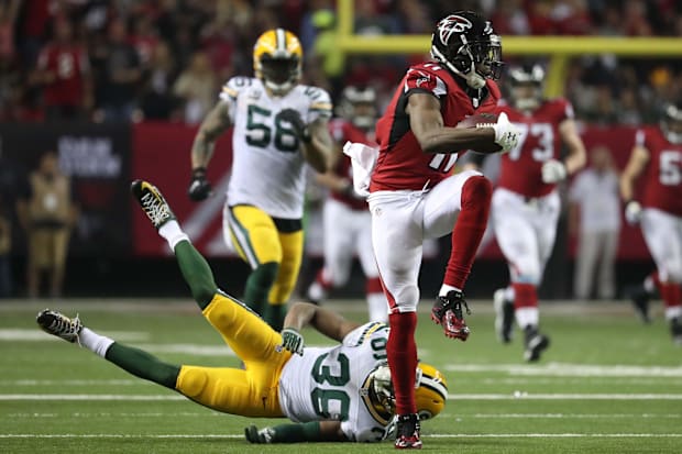 Julio Jones (11) runs the ball for a touchdown ahead of Green Bay Packers cornerback LaDarius Gunter.