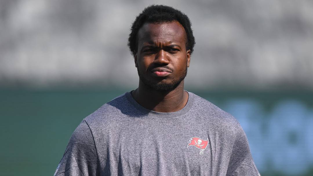 Aug 14, 2026; East Rutherford, New Jersey, USA; Tampa Bay Buccaneers rookie Rueben Bain Jr. (3) warms up before a game against the New York Giants at MetLife Stadium. Mandatory Credit: John Jones-Imagn Images
