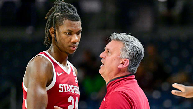 O técnico do cardeal de Stanford, Kyle Smith, fala com o atacante Jaylen Thompson