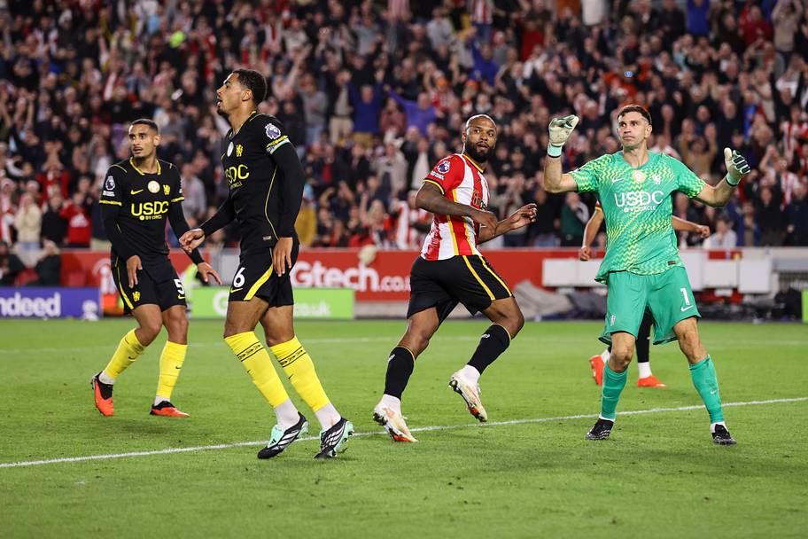 Igor Thiago (center) wheeling away.