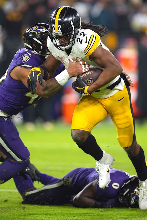 Pittsburgh Steelers running back Najee Harris gains yardage during the third quarter against the Baltimore Ravens
