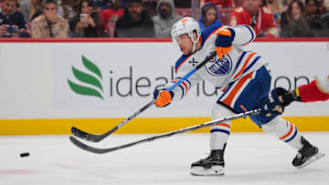 Edmonton Oilers left wing Viktor Arvidsson (33)