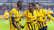 Jamie Gittens jubelt mit Serhou Guirassy und Felix Nmecha