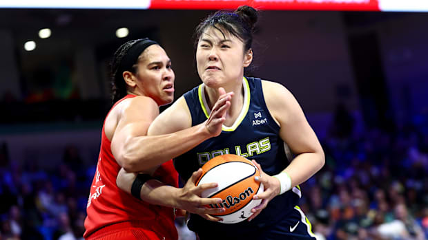 A photo of Brionna Jones defending Li Yueru