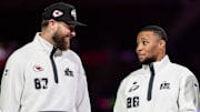 Travis Kelce y Saquon Barkley en el evento Opening Night del Super Bowl LIX 