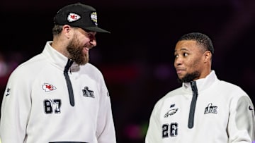 Travis Kelce y Saquon Barkley en el evento Opening Night del Super Bowl LIX 