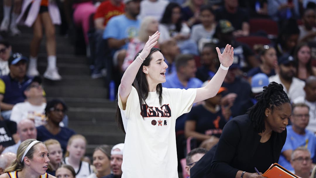 Jul 27, 2025; Chicago, Illinois, USA; Injured Indiana Fever guard Caitlin Clark (22) reacts during the first half of a basketball game against the Chicago Sky at United Center. Mandatory Credit: Kamil Krzaczynski-Imagn Images Jul 27, 2025; Chicago, Illinois, USA; Injured Indiana Fever guard Caitlin Clark (22) reacts during the first half of a basketball game against the Chicago Sky at United Center. Mandatory Credit: Kamil Krzaczynski-Imagn Images