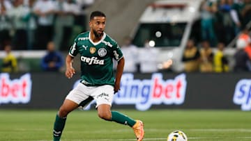 Lateral do Palmeiras, Jorge foi abordado quando chegava para treinar