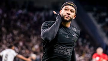 Memphis Depay é um dos titulares do Corinthians