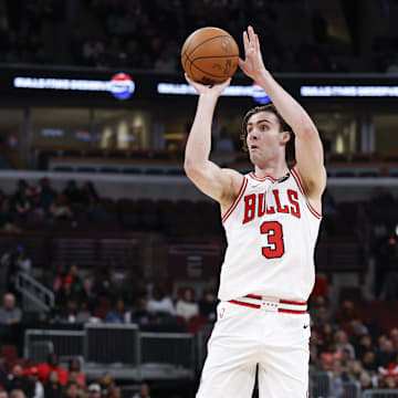 Oct 27, 2025; Chicago, Illinois, USA; Chicago Bulls guard Josh Giddey (3) shoots against Atlanta Hawks center Kristaps Porzingis (8) during the first half at United Center. Mandatory Credit: Kamil Krzaczynski-Imagn Images