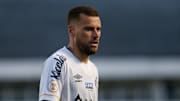 Lucas Lima segue como titular no meio-campo alvinegro