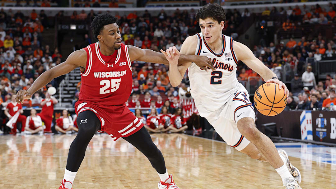 Illinois Fighting Illini guard Andrej Stojakovic (2) drives to the basket against Wisconsin Badgers guard John Blackwell (25)