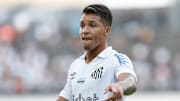 Marcos Leonardo é um dos raros destaques do Santos neste Brasileirão