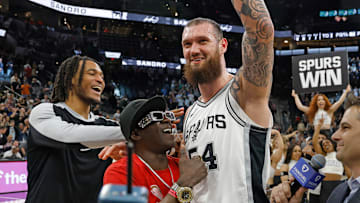 Sandro Mamukelashvili celebrando el récord alcanzado en la NBA