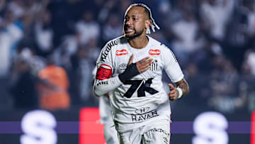 Camisa 10 recebeu dentro da área e limpou dois jogadores antes de balançar a rede