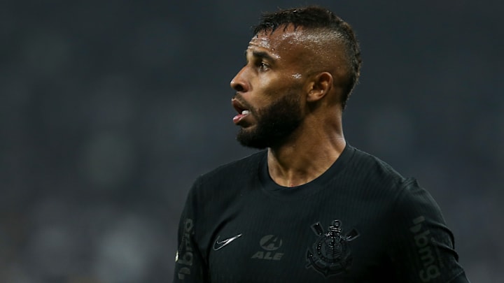 Antes do Corinthians ele atuava no Athletico-PR, mas já vestiu as camisas de Botafogo, Inter, dentre outros