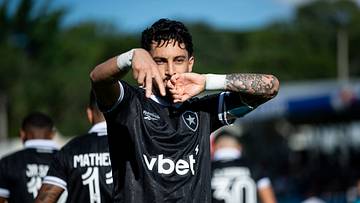 Capitão do Botafogo, Alex Telles pode ser titular contra o Racing em Avellaneda