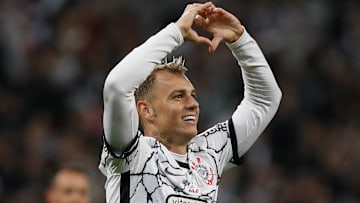 Róger Guedes, do Corinthians, foi o principal nome de vitória sobre o Avaí
