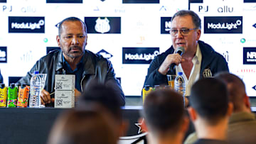 Neymar Pai ao lado do presidente do Santos em evento do clube