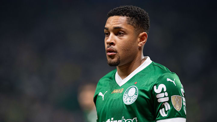 Vitor Roque está confirmado no XI inicial do Palmeiras contra o Atlético-MG