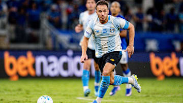 Volante Arthur é o capitão gremista