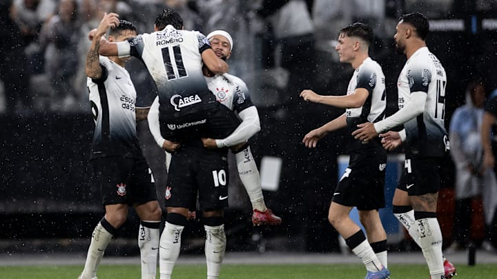 Corinthians enfrenta o Racing pela Sul-Americana Corinthians enfrenta o Racing pela Sul-Americana
