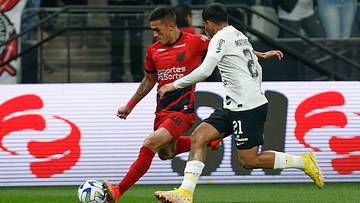 Athletico-PR e Corinthians se encontram no gramado da Ligga Arena.
