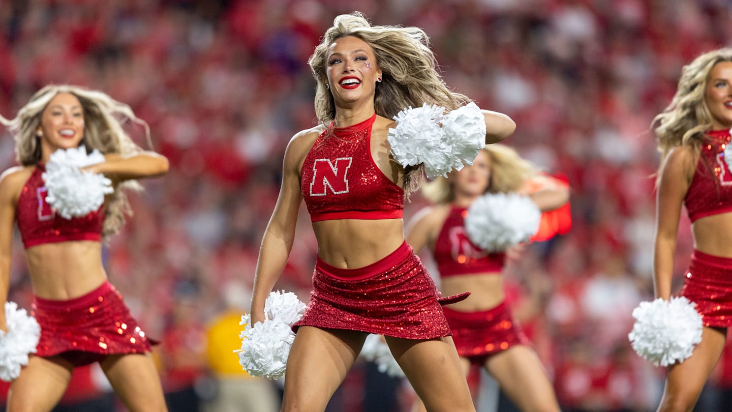 Huskers Roll 34-3;  Panthers Have No Anthers