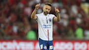 Everton Ribeiro segue envergando a camisa 10