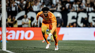 Hugo Souza é sinônimo de segurança no gol do Timão