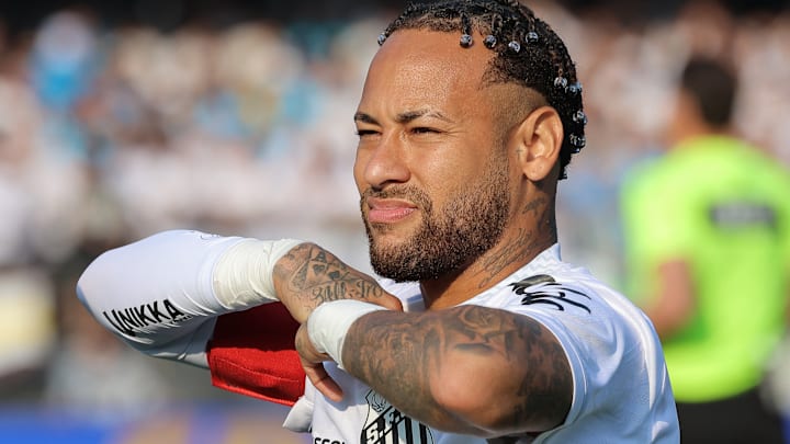 Neymar cumpre suspensão automática