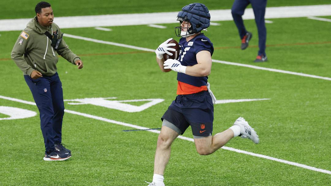 Sam Roush runs with a catch in drills during rookie minicamp. He remains the only unsigned Bears draft pick.