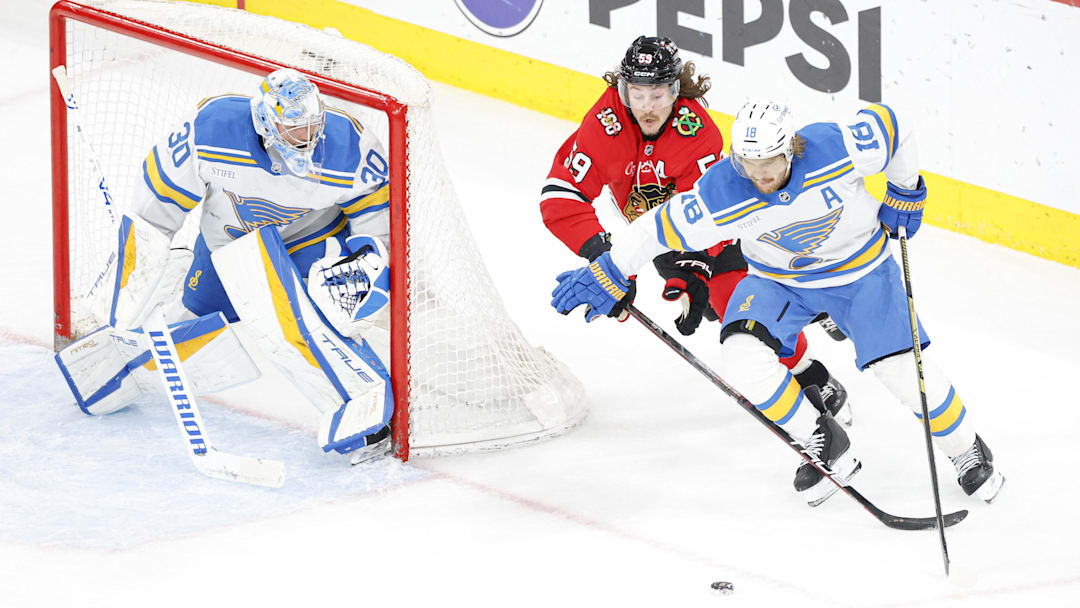 Apr 11, 2026; Chicago, Illinois, USA; St. Louis Blues center Robert Thomas (18) defends against Chicago Blackhawks left wing Tyler Bertuzzi (59) during the second period at United Center. Mandatory Credit: Kamil Krzaczynski-Imagn Images