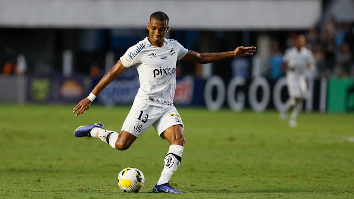 O lateral de 30 anos se lesionou nos treinamentos O lateral de 30 anos se lesionou nos treinamentos