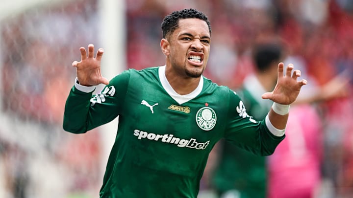 Vitor Roque vive momento iluminado com a camisa do Palmeiras