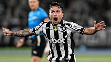Artur tem cinco gols e cinco assistências pelo Glorioso