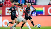 Pernille Harder (rechts) beim Torabschluss