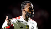 Gerson trata de inflamação no joelho, mas tenta ficar à disposição na Libertadores