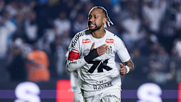 Neymar vem de quatro jogos completos com o uniforme do Santos 