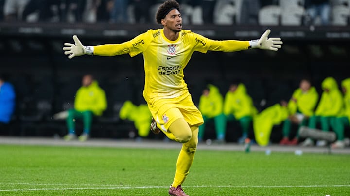 Hugo Souza é um dos principais nomes do elenco do Corinthians