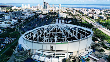 El techo del Tropicana Field quedó destrozado después del huracán Milton 