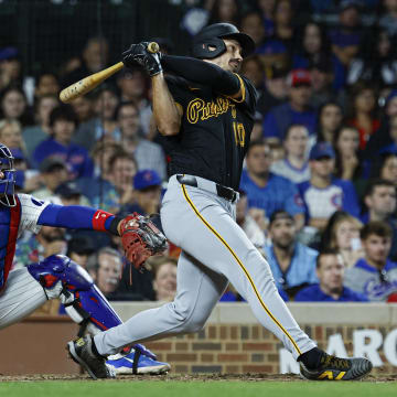 Pittsburgh Pirates outfielder Bryan Reynolds (10) hits a three-run home run against the Chicago Cubs during the eighth inning at Wrigley Field. 