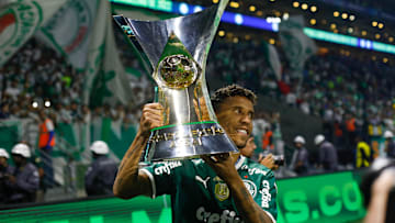 Dono da lateral direita do Palmeiras, Marcos Rocha é um colecionador de taças. 