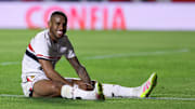 Camisa 19 saiu de campo com dores no joelho e tem suspeita de lesão
