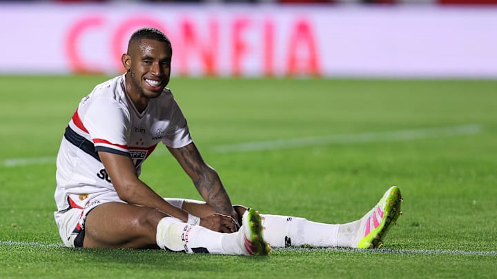 Camisa 19 saiu de campo com dores no joelho e tem suspeita de lesão Camisa 19 saiu de campo com dores no joelho e tem suspeita de lesão