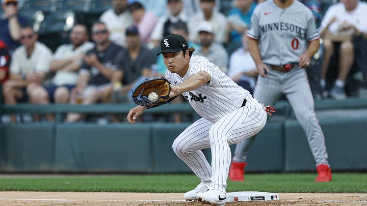 May 26, 2026; Chicago, Illinois, USA; Chicago White Sox first baseman Munetaka Murakami (5) catches a ball for a Minnesota Twins catcher Victor Caratini out at first base during the second inning at Rate Field. Mandatory Credit: Kamil Krzaczynski-Imagn Images