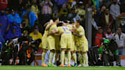 Jugadores del América celebran un gol ante Toluca.